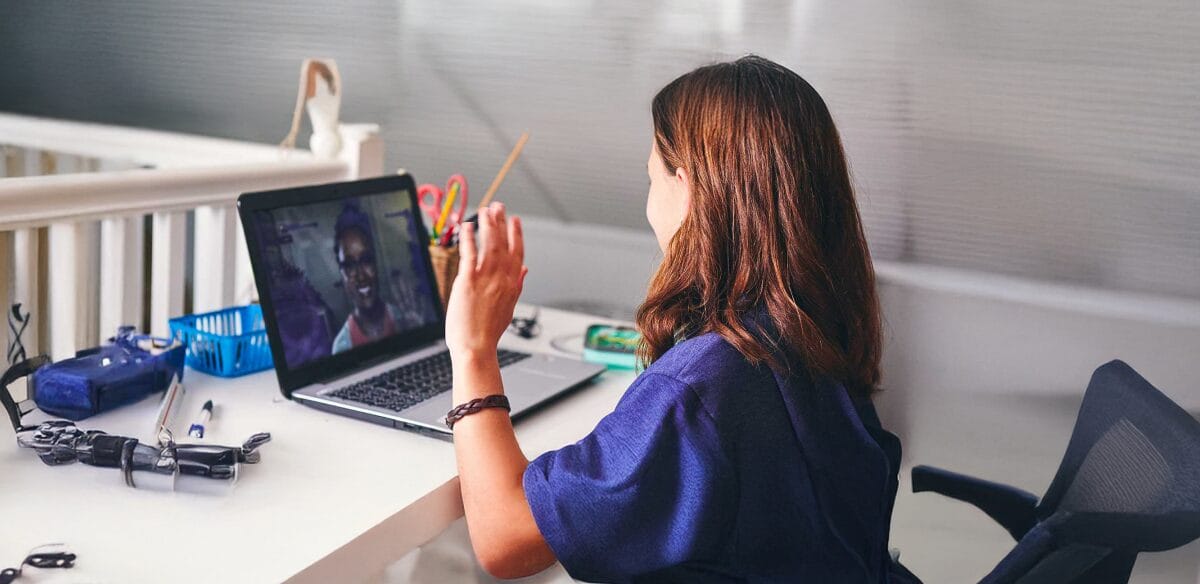 girl in virtual class